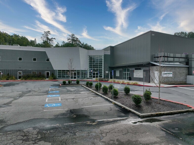 More Photos Of 2600 Prado Ln, Marietta Health Club For Lease