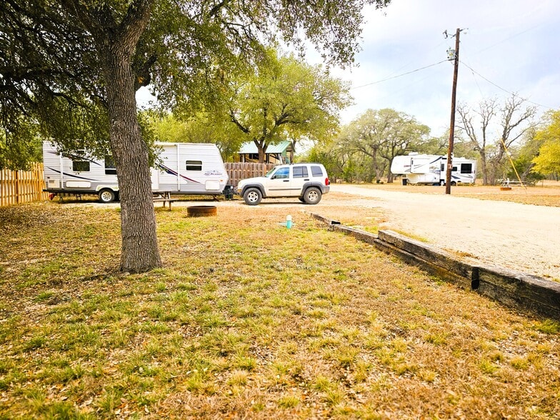 More Photos Of 605 Lakeshore Ln, Bandera Manufactured Housing Mobile Home Park For Sale