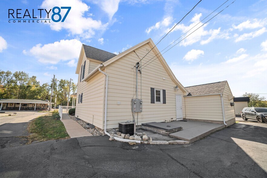 More Photos Of 448 7th Ave, Marion Office For Sale