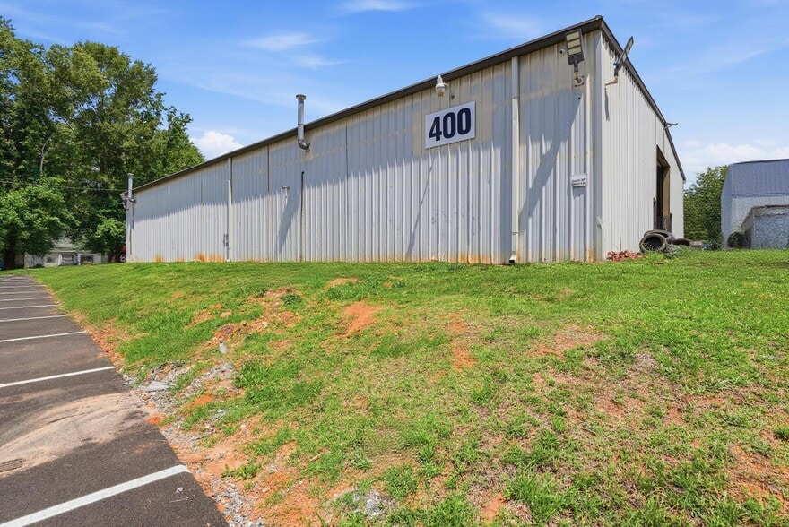 More Photos Of 325 W Dixon Blvd, Shelby Unknown For Lease