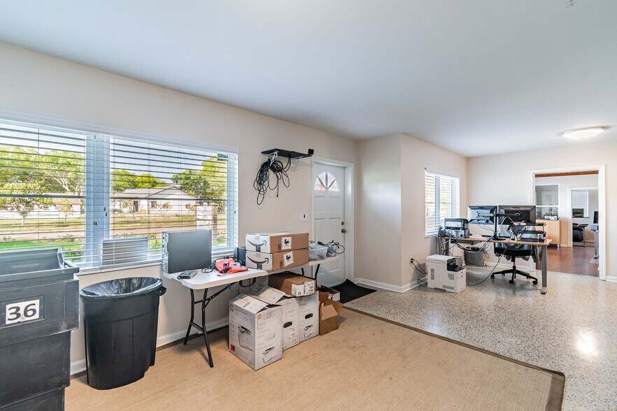 More Photos Of 110 Crenshaw Lake Rd, Lutz Office For Lease