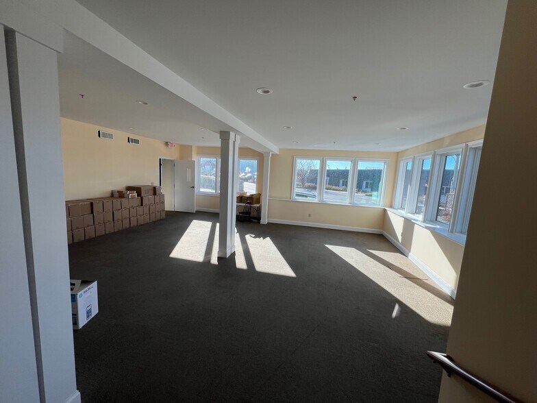 More Photos Of 402-404 Thames St, Groton Office For Lease