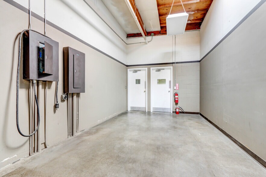More Photos Of 2075 Knoll Dr, Ventura Manufacturing For Lease