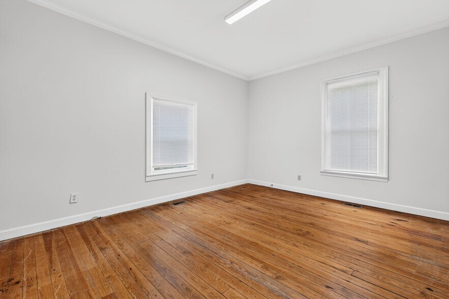 More Photos Of 117 E Salisbury St, Pittsboro Office For Sale
