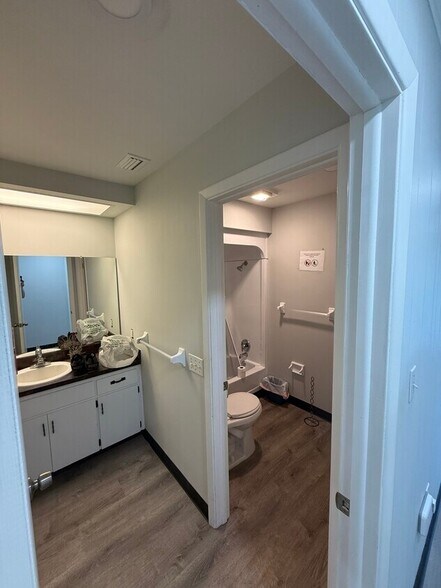 More Photos Of 13939 Lakeshore Blvd, Hudson Medical For Lease