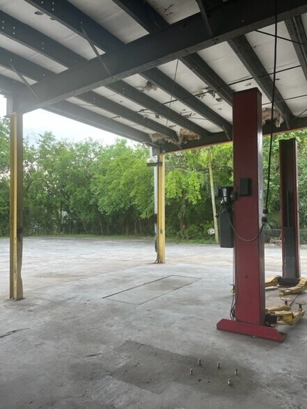 More Photos Of 7715 Lem Turner Rd, Jacksonville Auto Repair For Sale