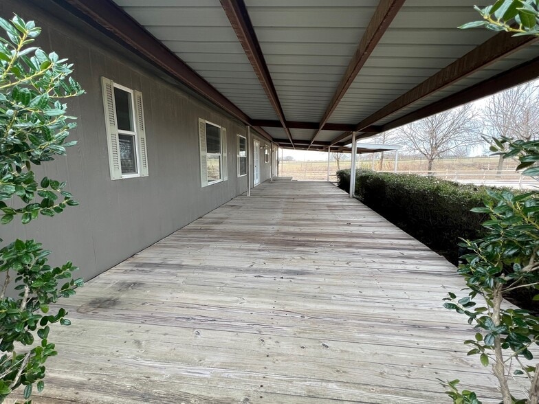 More Photos Of 500 Dennis Rd, Weatherford Flex For Lease