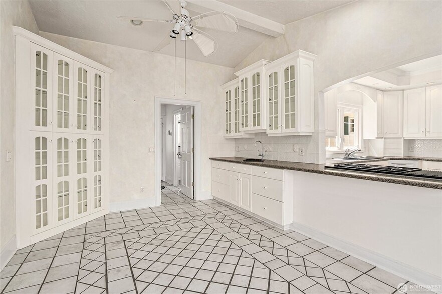 More Photos Of 1026 Alder St, Centralia Office Residential For Sale