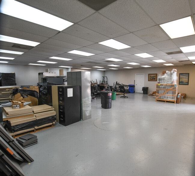 More Photos Of 2610 SW 6th St, Huntsville Warehouse For Lease