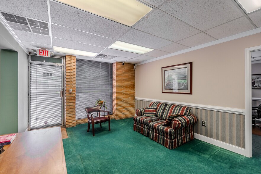 More Photos Of 215 N Pleasantburg Dr, Greenville Office For Sale