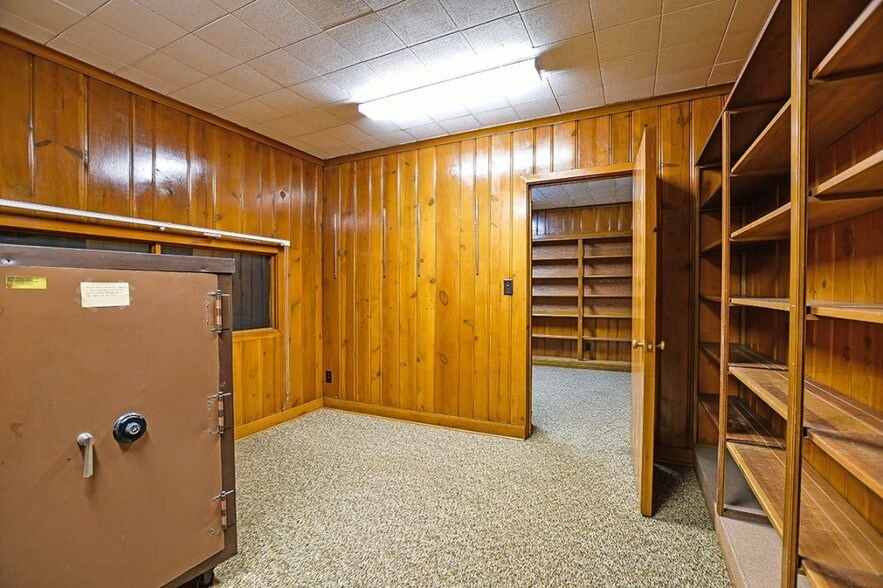 More Photos Of 1100 E South Grand Ave, Springfield Office For Sale