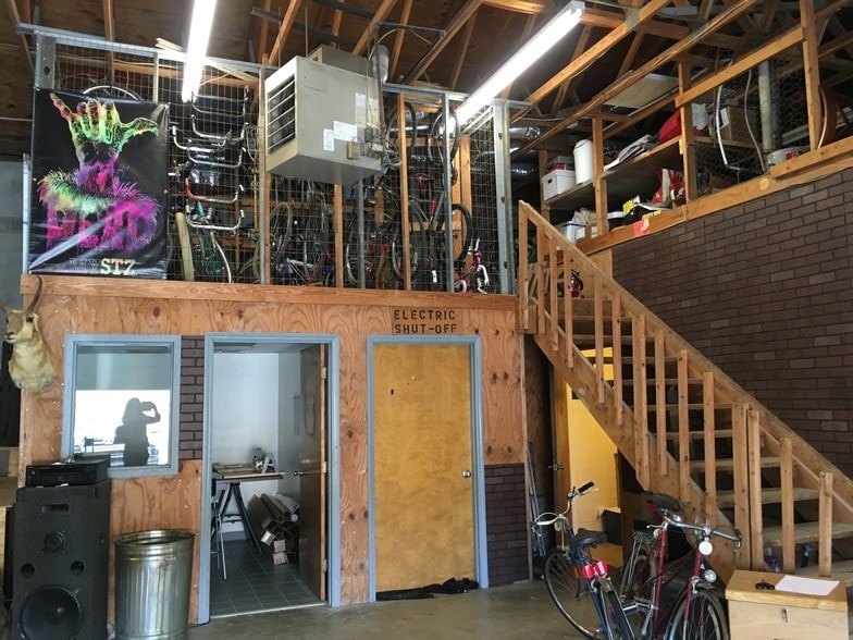 More Photos Of 1507 E Sugar Creek Rd, Charlotte Warehouse For Lease