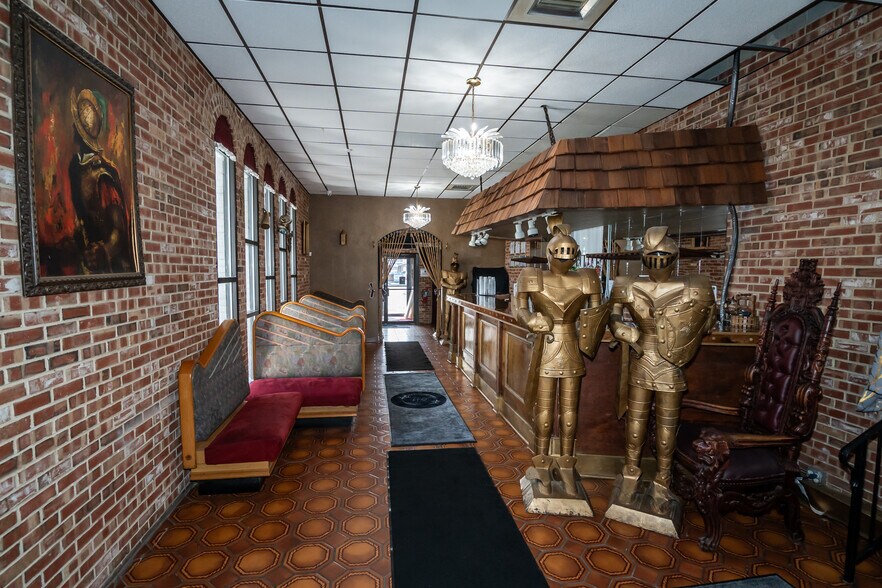 More Photos Of 10140 S Roberts Rd, Palos Hills Bar For Lease