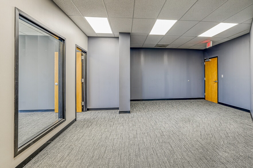 More Photos Of 10502 NW Ambassador Dr, Kansas City Office For Lease