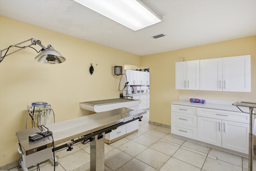 More Photos Of 3240 NW 7th St, Miami Office For Sale