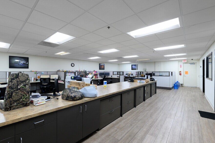 More Photos Of 19731 Nordhoff St, Northridge Warehouse For Lease