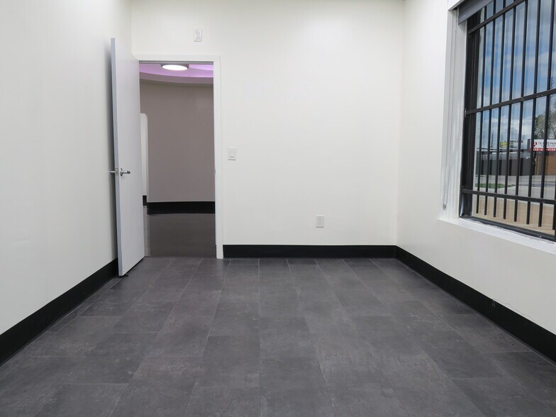More Photos Of 5830 Star Ln, Houston Light Distribution For Lease