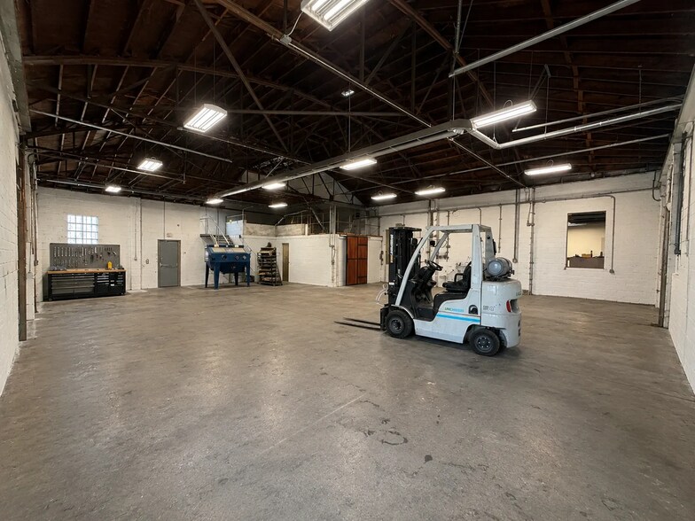 More Photos Of 108 SE 24th St, Oklahoma City Warehouse For Lease