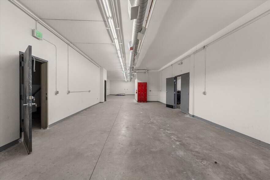 More Photos Of 7018 1/2 Darby Ave, Reseda Industrial For Lease