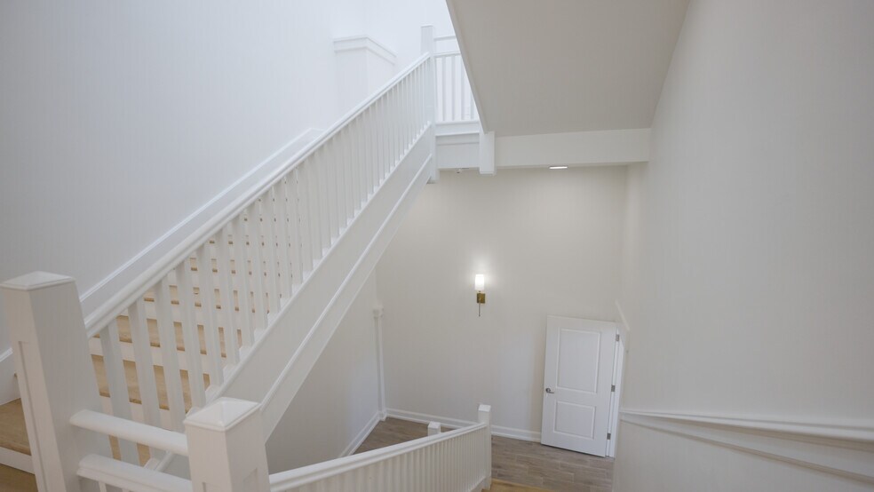 More Photos Of 550 N 1st St, Woodburn Office For Sale