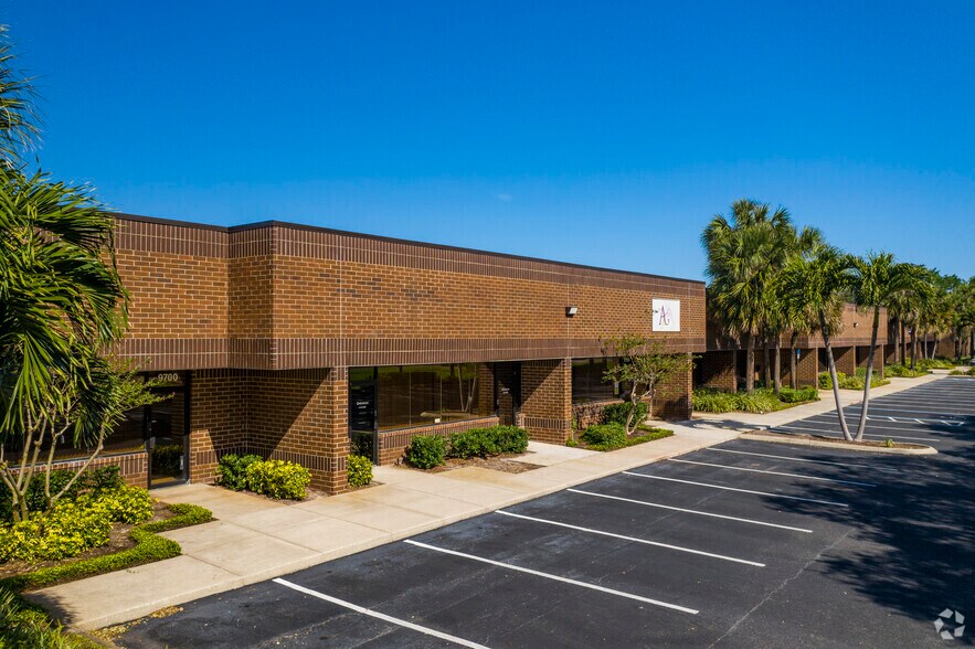 More Photos Of 9412-9424 International Ct N, Saint Petersburg Unknown For Lease