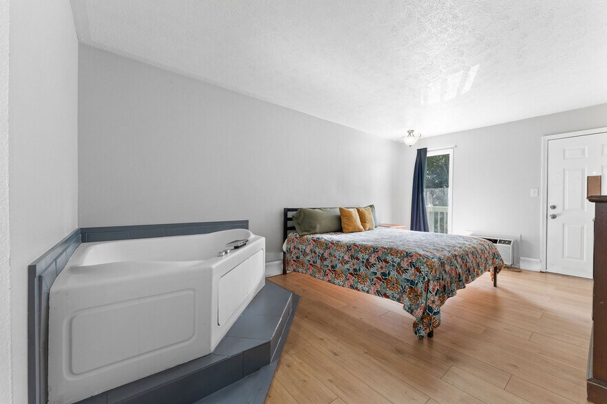 More Photos Of 1360 W Hwy 76, Branson Hotel For Sale