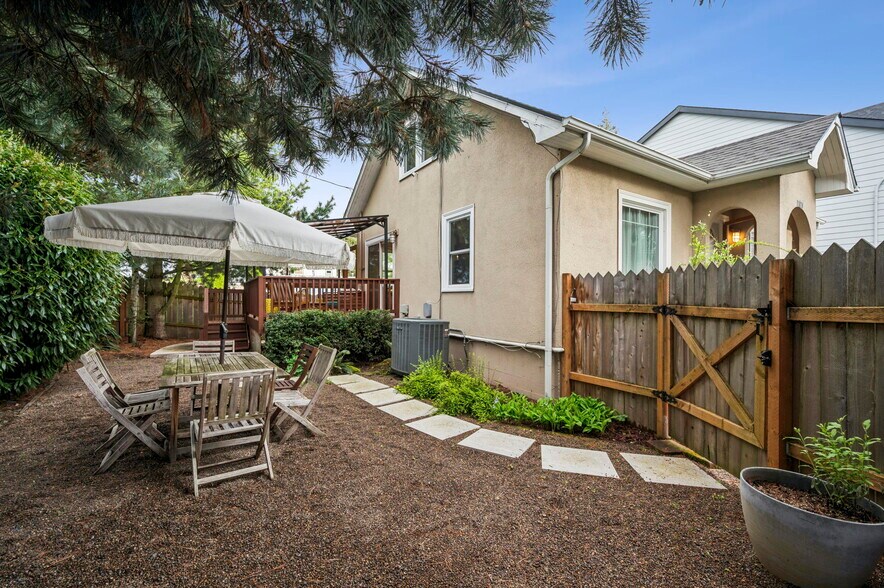 More Photos Of 11020 N Moore Ave, Portland Flex For Sale