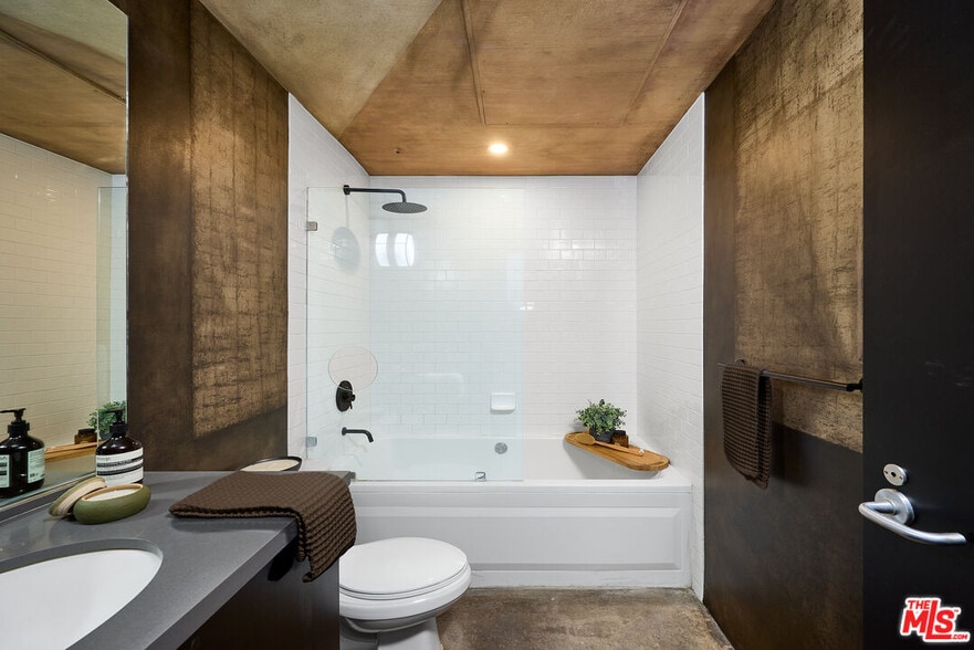 More Photos Of 1855 Industrial St, Los Angeles Apartments For Sale