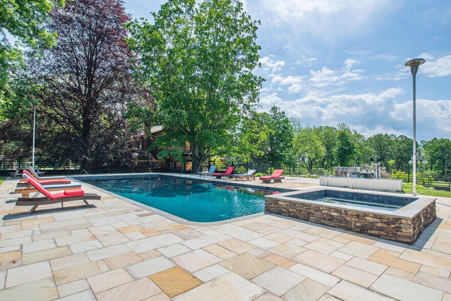 More Photos Of 62 Mount Pleasant Rd, Columbia Specialty For Sale