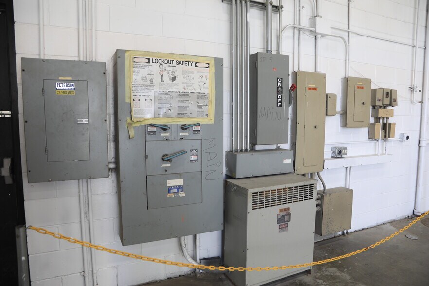 More Photos Of 2080 Harlem Ave, Riverside Auto Repair For Lease