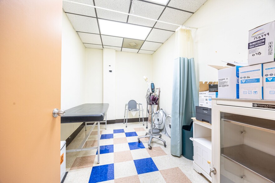 More Photos Of 1226 SW Main Blvd, Lake City Medical For Sale