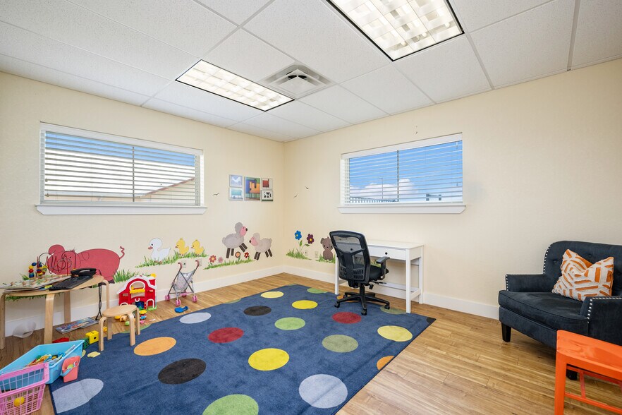 More Photos Of 140 Paloma Dr, Floresville Office For Sale