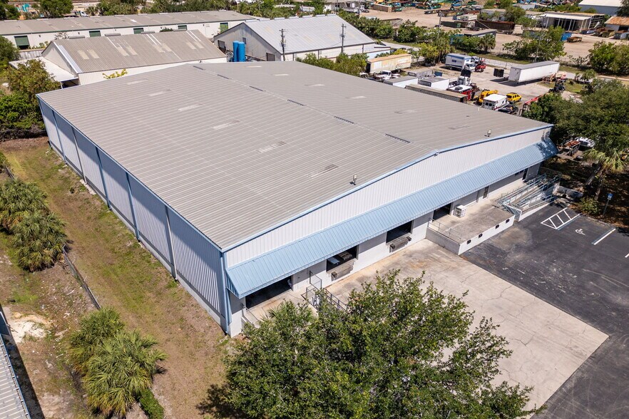 More Photos Of 3520 Old Metro Pky, Fort Myers Warehouse For Lease