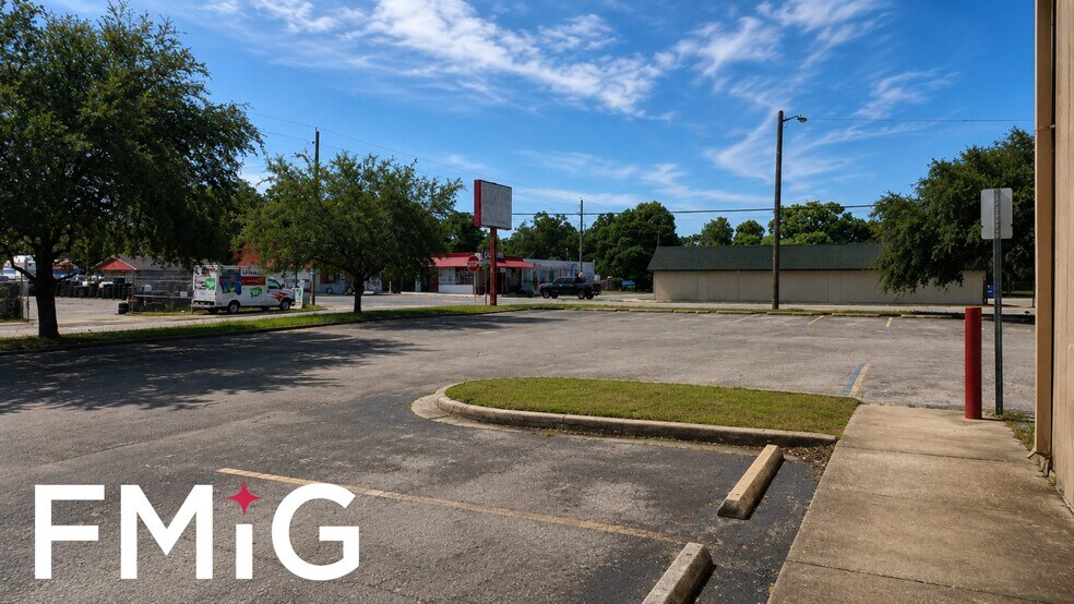 More Photos Of 1717 N Pace Blvd, Pensacola Freestanding For Sale