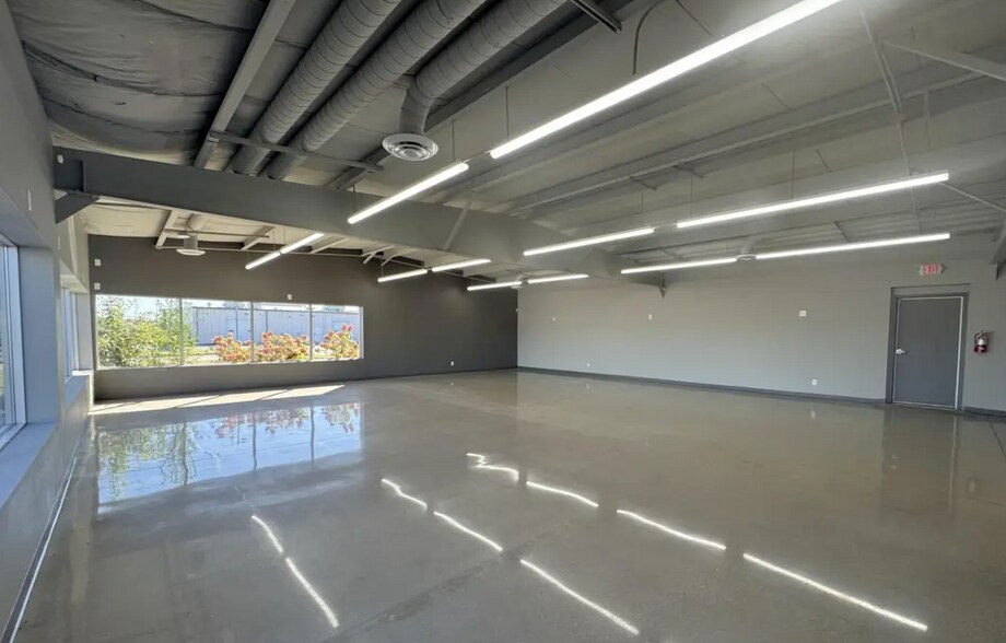 More Photos Of 633 1st Ave, Monroe Showroom For Lease