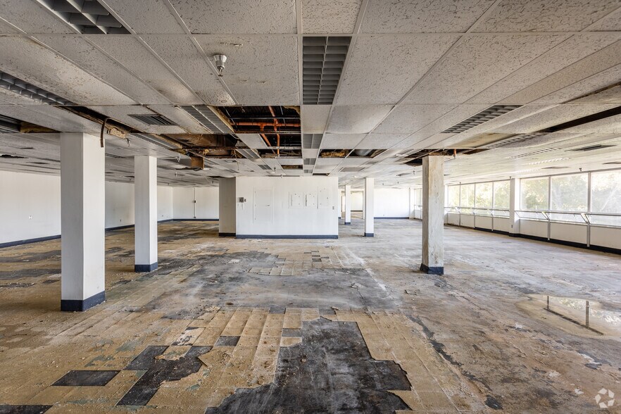 More Photos Of 228 N Ridgewood Ave, Daytona Beach Office Residential For Sale