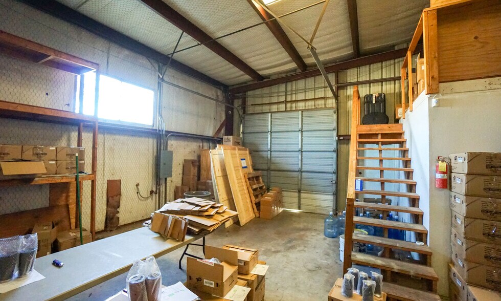 More Photos Of 1500 Chisholm Trail Rd, Round Rock Warehouse For Lease