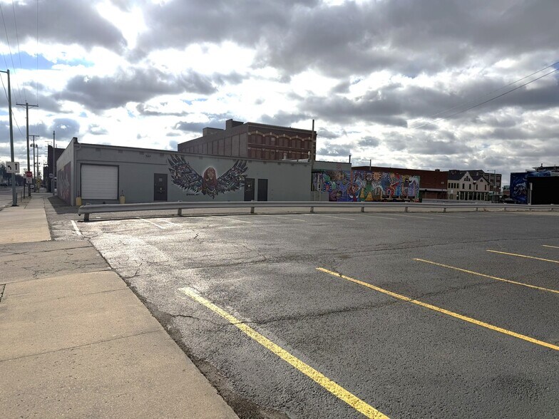 More Photos Of 221 Cherry Ave NE, Canton Distribution For Lease
