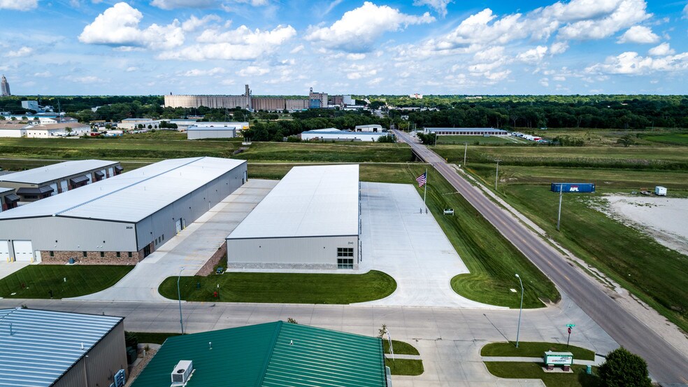 More Photos Of 2040 SW 5th St, Lincoln Distribution For Lease