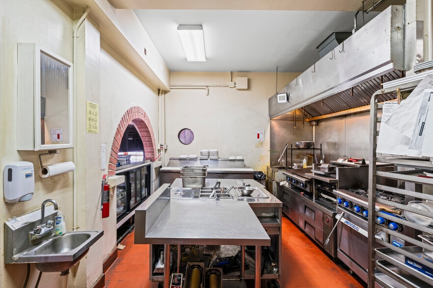 More Photos Of 2845 Lowrey Ave, Honolulu Restaurant For Sale