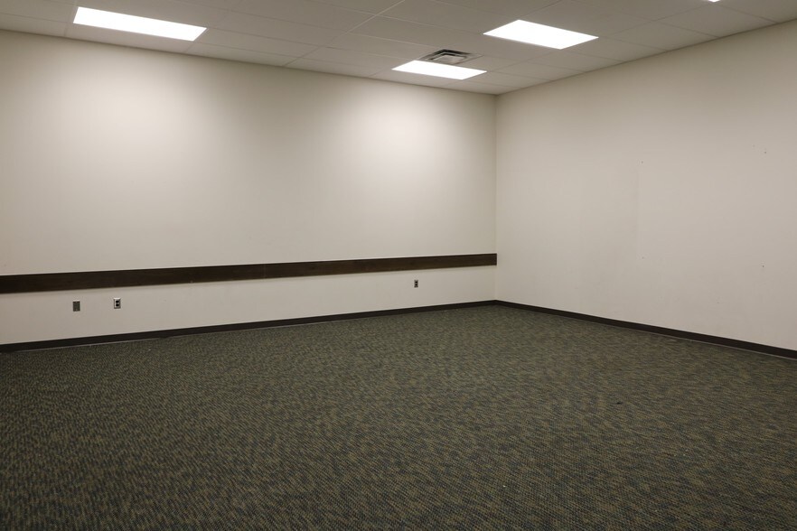 More Photos Of 3155 N College Ave, Fayetteville Storefront Retail Office For Lease