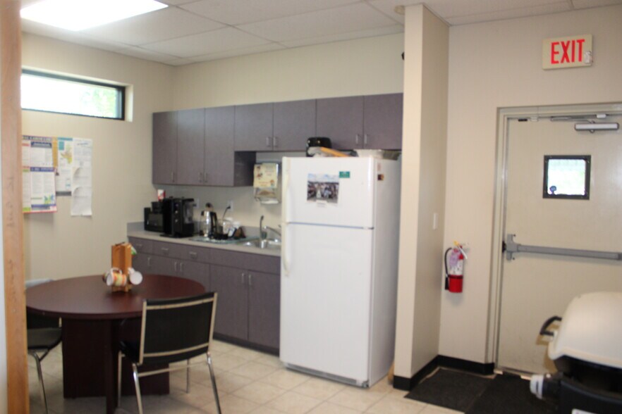 More Photos Of 200 Emerald Bay Dr, Oldsmar Office For Sale