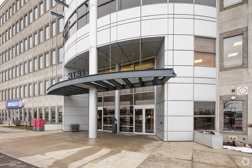 More Photos Of 3131 Boul Saint-Martin O, Laval Office For Lease