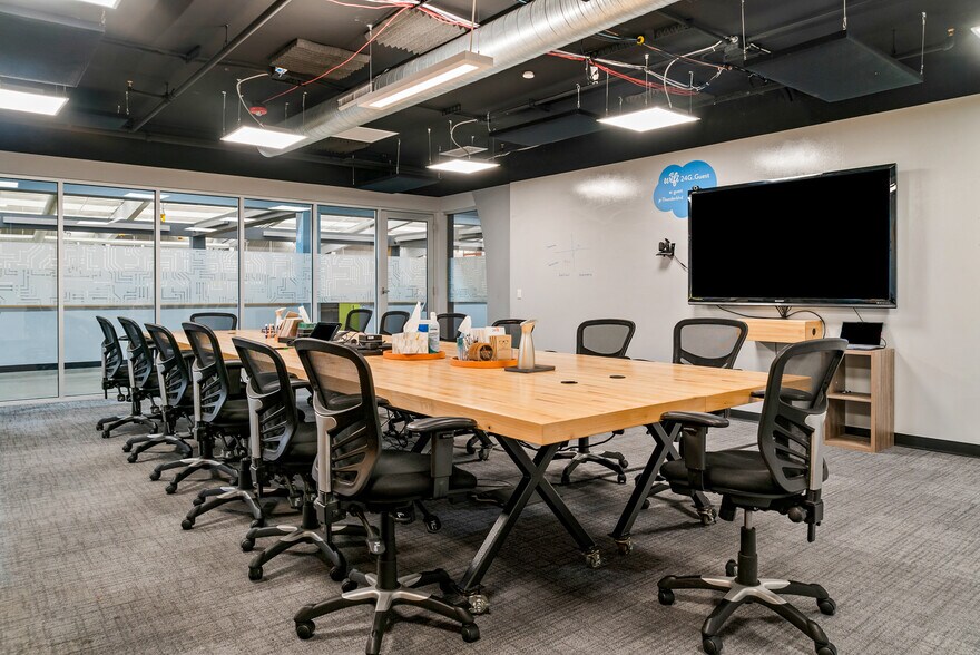 More Photos Of 400 W Maple Rd, Troy Office For Sale