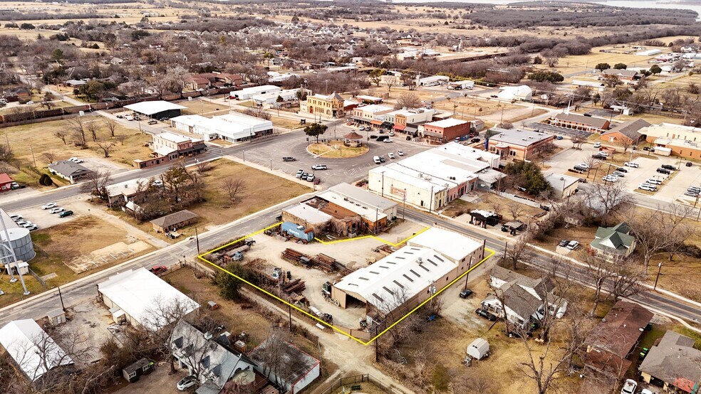 More Photos Of 111 E Liberty St, Pilot Point General Retail For Sale