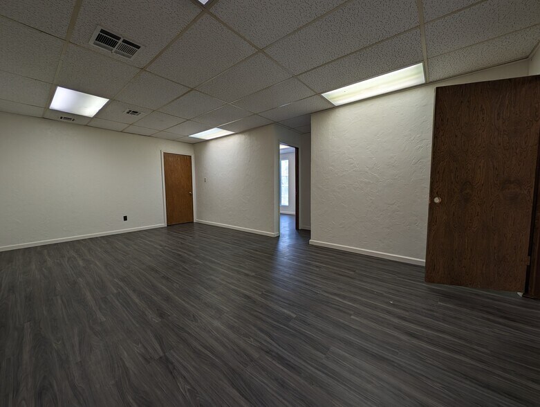 More Photos Of 1006 NW 47th St, Lawton Office For Sale