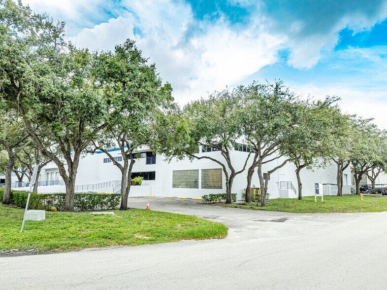 More Photos Of 4915 NW 159th St, Miami Lakes Warehouse For Lease