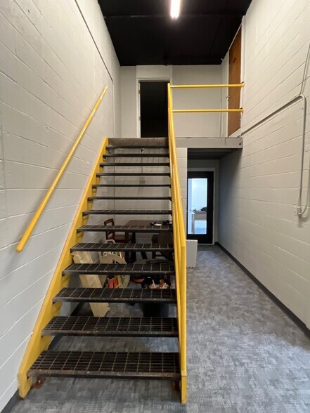 More Photos Of 5858 Thunderbird Rd, Indianapolis Warehouse For Lease