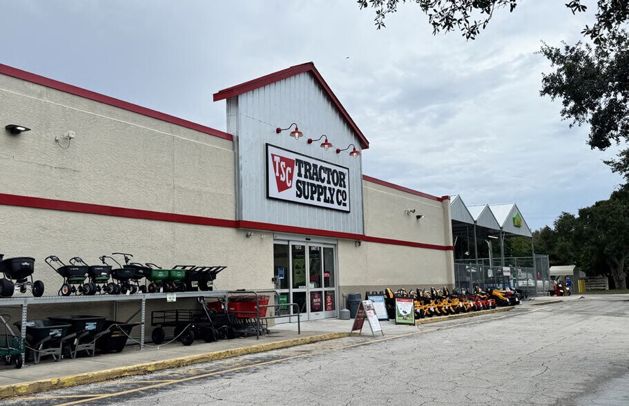 More Photos Of 1501-1601 US Highway 1, Vero Beach Department Store For Lease