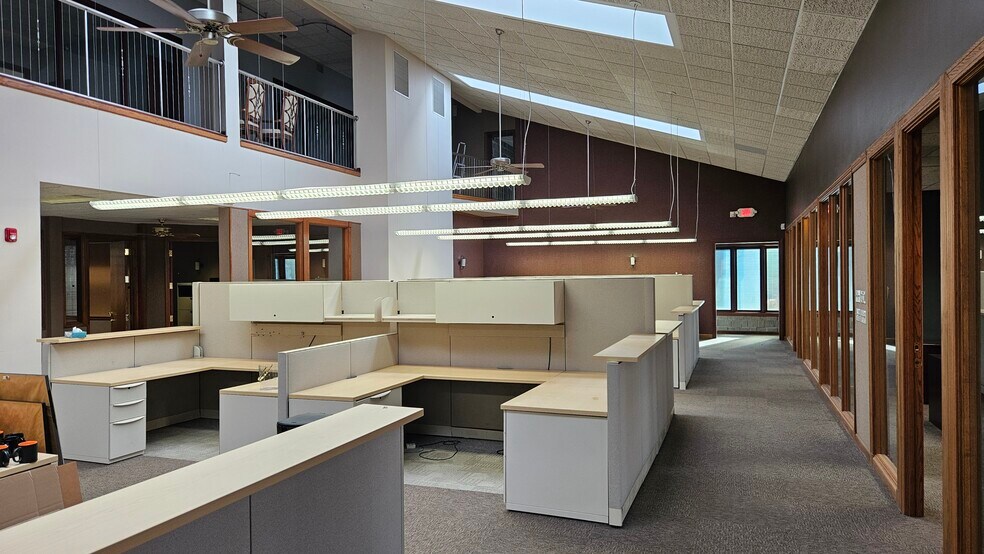 More Photos Of 1900-1940 Craigshire Dr, Saint Louis Flex For Sale